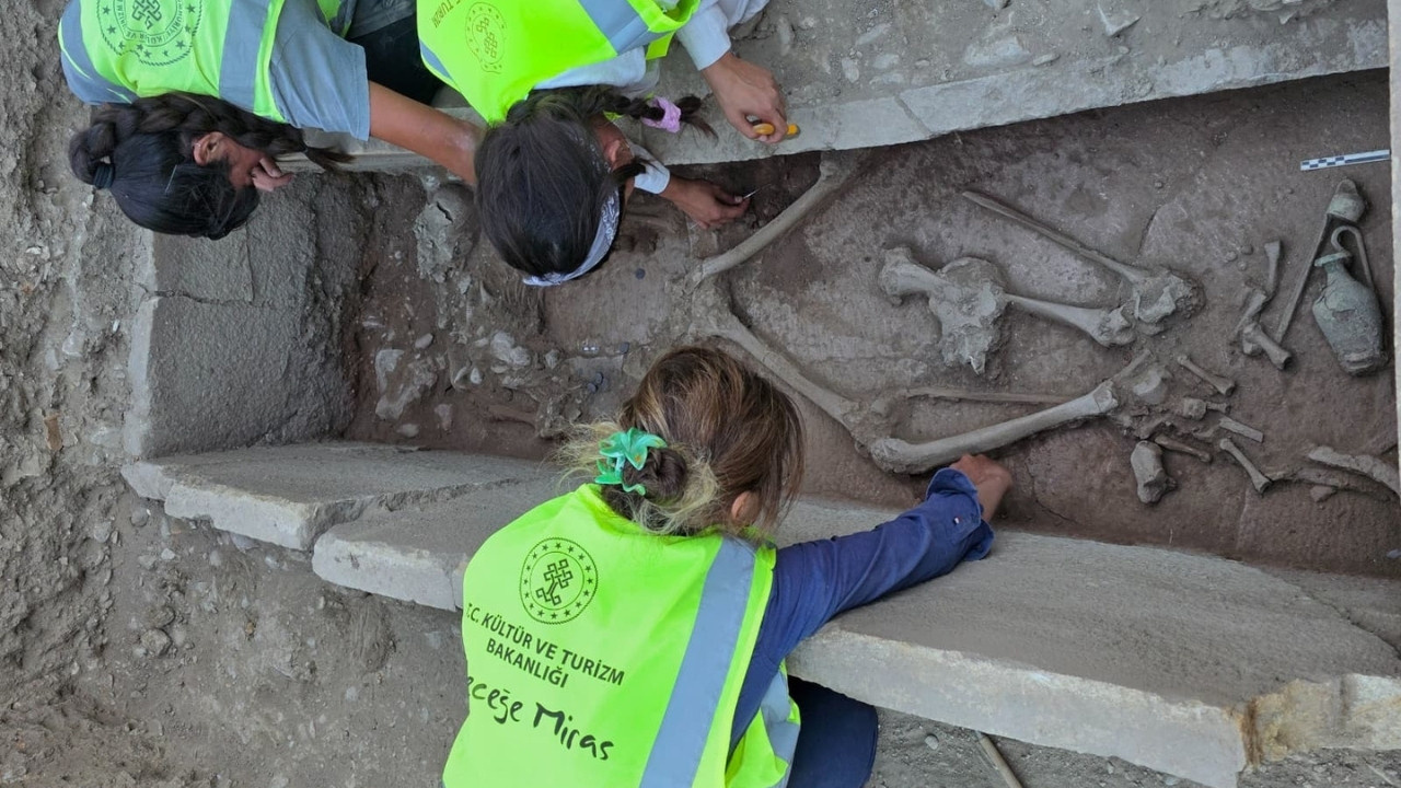 Sikkelerle gömülen Aspendoslu güreşçinin mezarı 2 bin 500 yıl sonra gün yüzüne çıktı